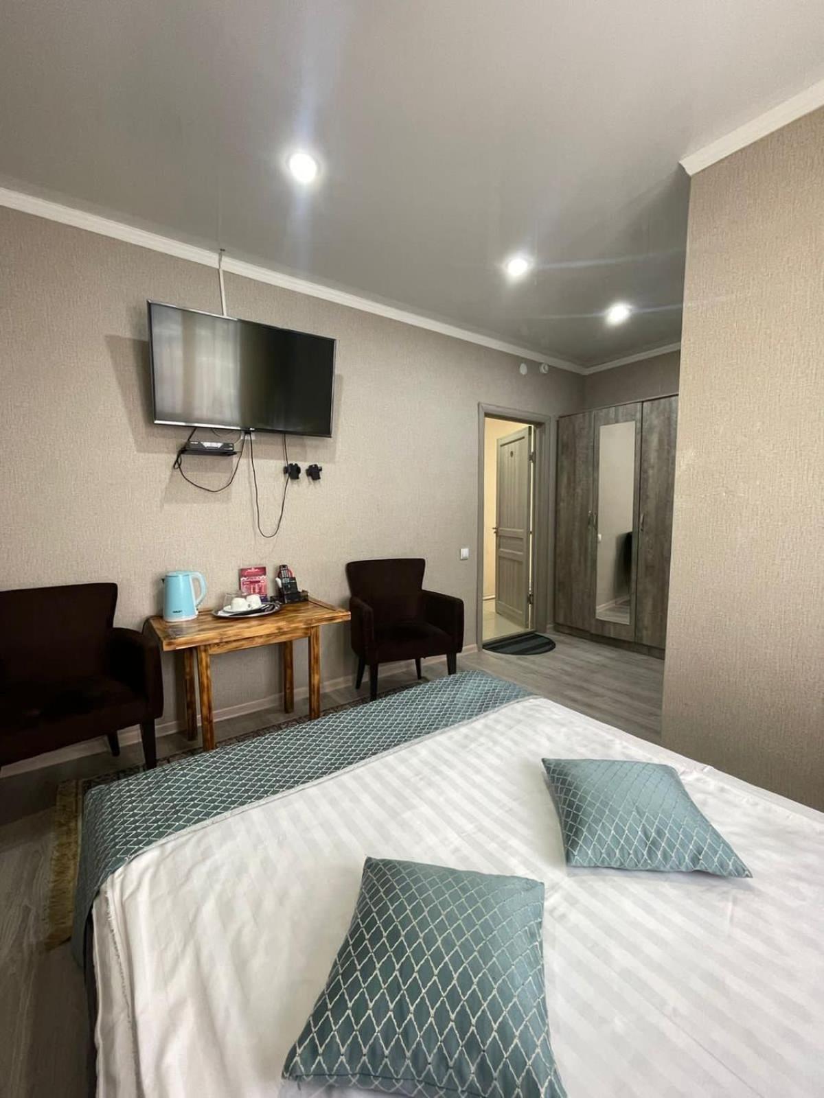 Vip Mini Hotel Semej Eksteriør bilde