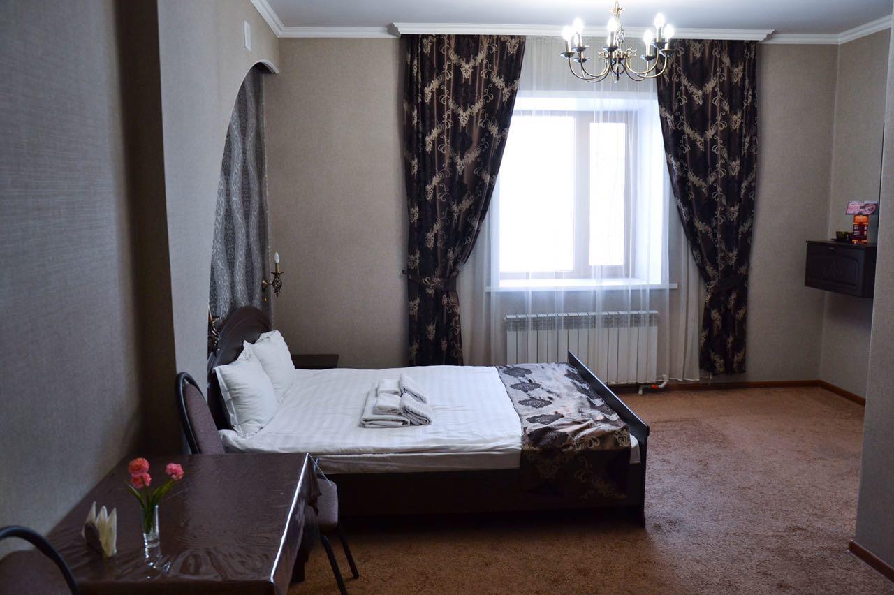 Vip Mini Hotel Semej Eksteriør bilde